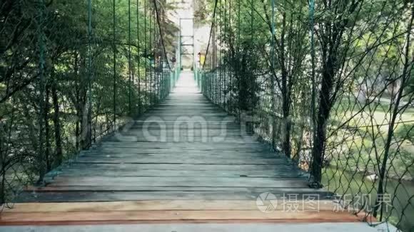夏天在山上的行人独木桥视频