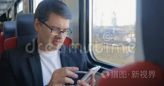 在火车上用手机上网的年轻人