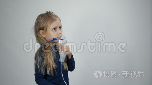 小女孩用喷雾器呼吸视频