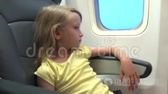 4K小子乘飞机旅行，儿童乘飞机，度假时的进攻思维
