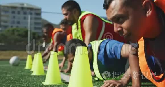 足球运动员在野外训练视频