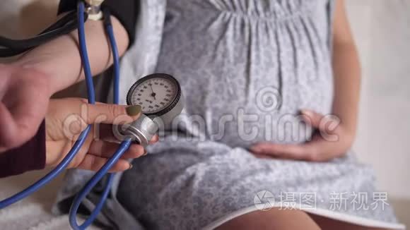 体检医生检查孕妇床上血压计视频
