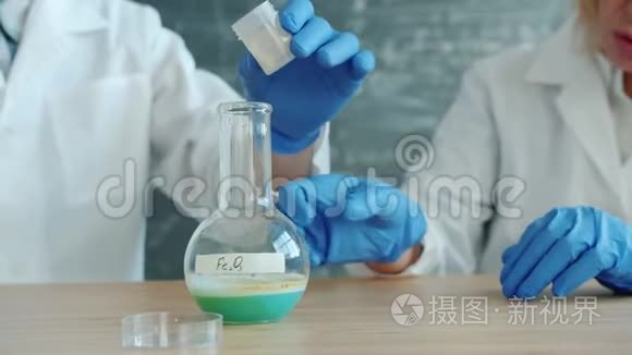 化验员在实验中观察化学反应视频