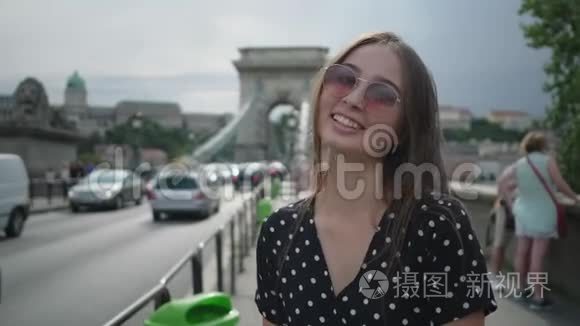 匈牙利布达佩斯链桥的搞笑女孩视频