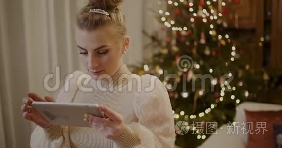 女人在圣诞节用数码平板电脑视频
