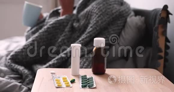 大病妇在床上擤鼻涕近感冒药视频