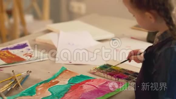 儿童艺术家女孩创造抽象水彩