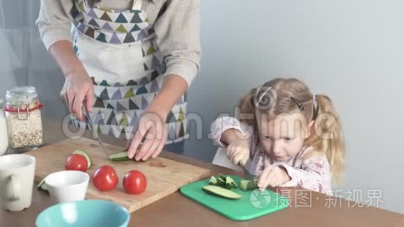 妈妈和小女儿切黄瓜做沙拉视频
