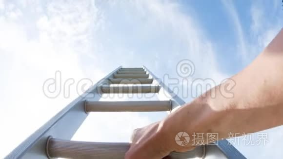 一个白人爬上梯子的个人视角视频
