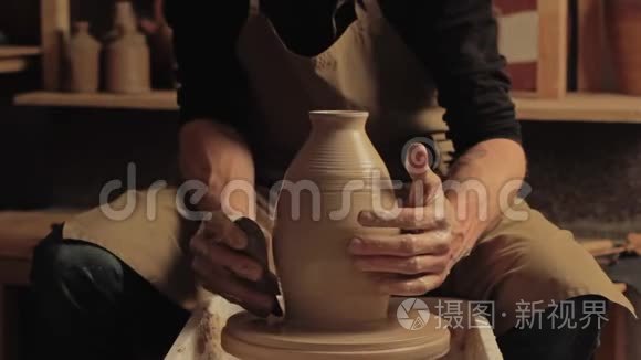 陶瓷工艺男艺术家手工造型花瓶视频