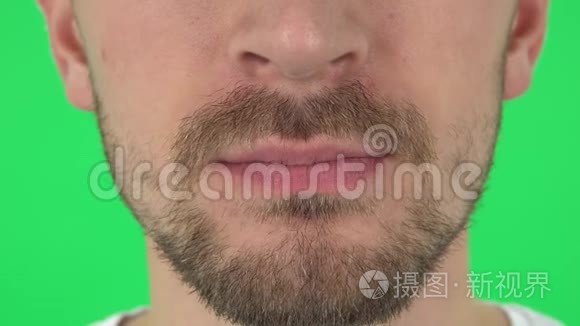 年轻人的嘴唇留着胡子 关门短视频