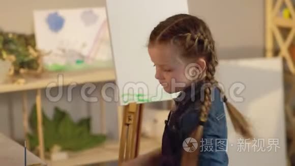 天才少年休闲女手指画画架