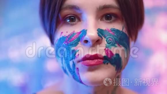 艺术治疗放松手法女人画脸视频