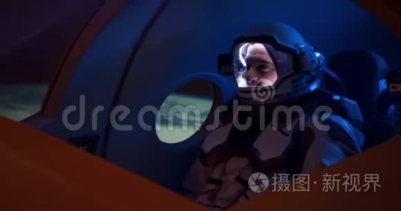 男女宇航员在宇宙飞船上航行视频