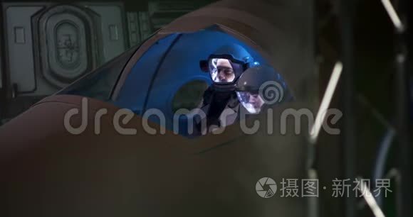 宇航员在宇宙飞船上进行测试视频