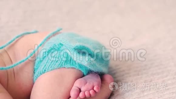 可爱的睡宝宝穿蓝色针织衣服视频