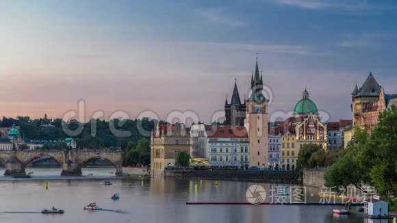 捷克布拉格市的景色，在Vltava河上日夜穿梭着五颜六色的划艇