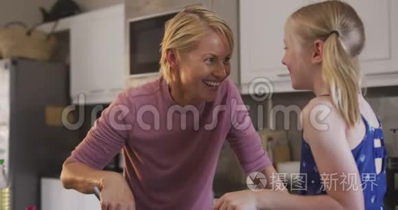 厨房里白种人女人和女儿的侧视视频