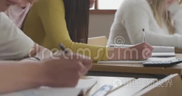 学生在高中课堂上写作视频