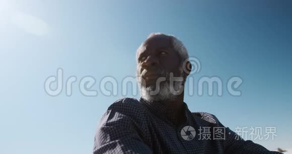 低角度视角老人坐在沙滩上视频