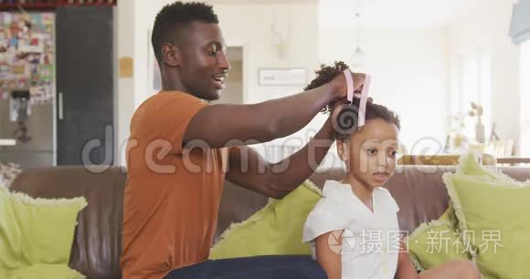 非裔美国人父亲把女儿的头发视频