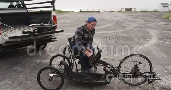 残疾人组装自行车部件视频