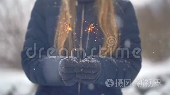 女人在白雪皑皑的背景下，手里拿着火花或孟加拉灯