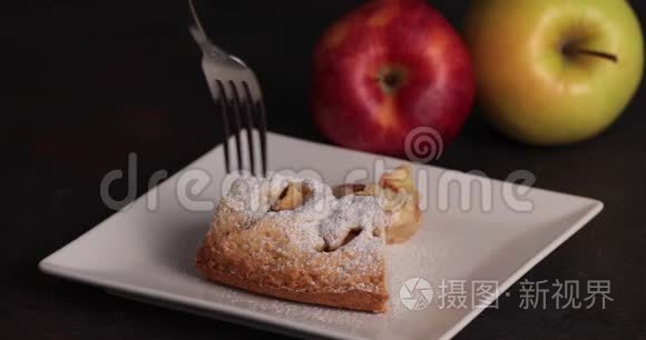 叉在一个苹果派切片视频