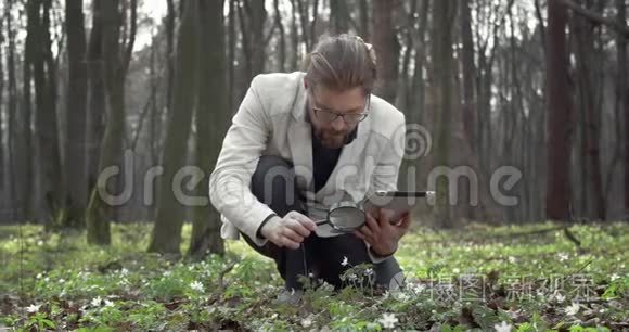 带百叶植物人探索森林环境视频