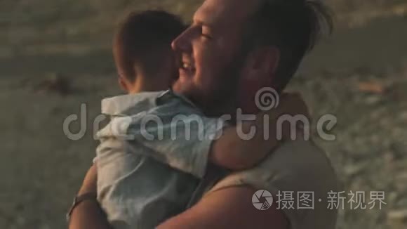 一个男人抱着他的儿子拥抱着他视频