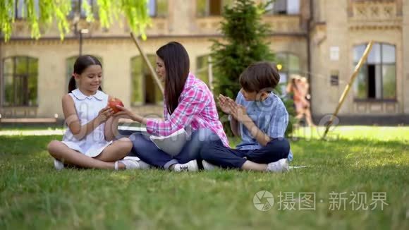 生物教师与两名学生在户外上课视频