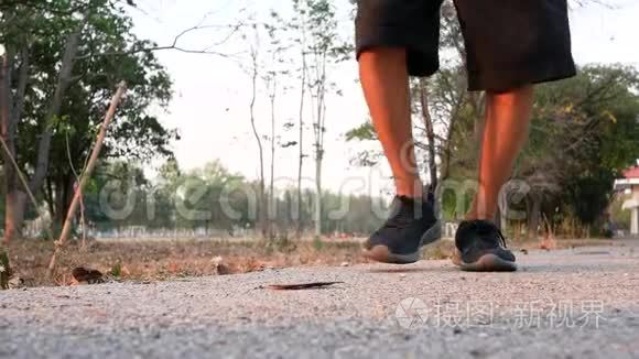 由于在公园慢跑后膝关节疼痛，亚洲老人用手抓住膝盖。 保健和医疗委员会