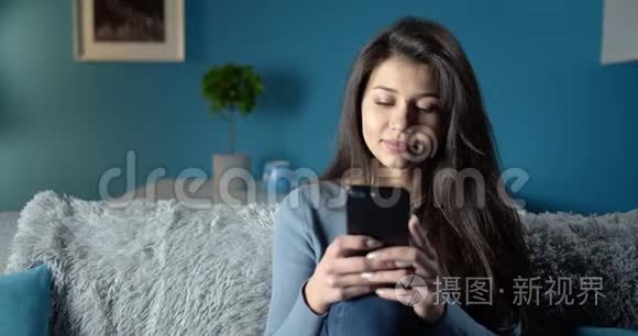 微笑女孩用手机在线聊天视频