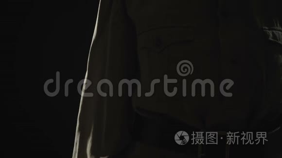 穿着苏联制服的女人影子录像视频