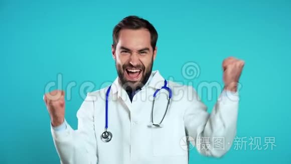 医生穿着职业医疗白大褂的肖像，显示YES标志手势