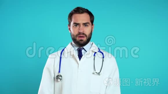 穿着职业医疗白大褂的疲惫医生的肖像被隔离在蓝色上