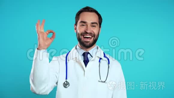 医生穿着职业医疗白大褂的肖像，显示OK标志手势