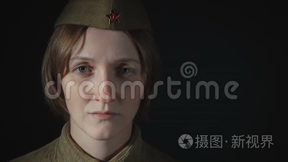 穿苏联红军制服的悲伤妇女录像视频