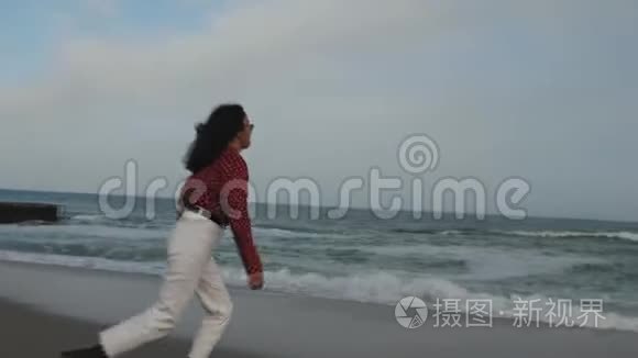 女孩穿着鞋子在波浪上奔跑视频
