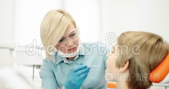 牙医检查男孩牙齿视频
