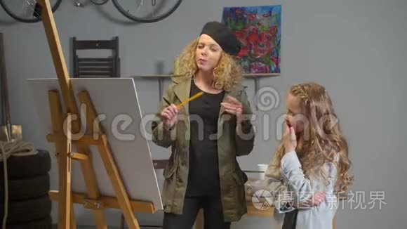 艺术家教女孩画画布视频