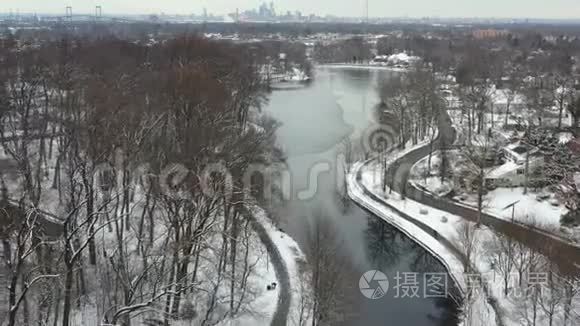 冰雪覆盖的冬季美丽湖泊鸟瞰图视频