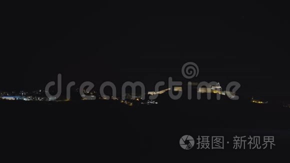 夜晚远离大海的城市灯火视频