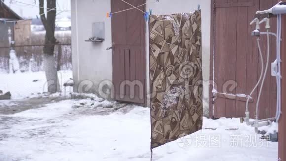 地毯铺设在冬季亚麻布的边缘视频