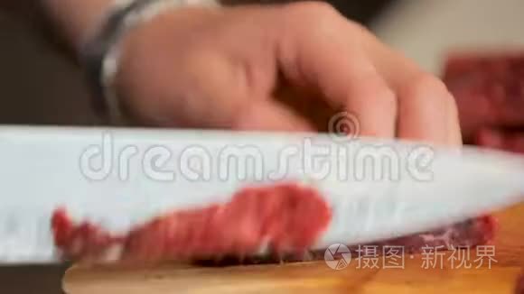 在木板上切牛肉视频