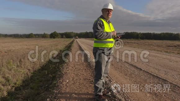 道路施工工程师在道路上使用平板电脑