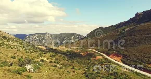 山谷中的道路在山丘之间