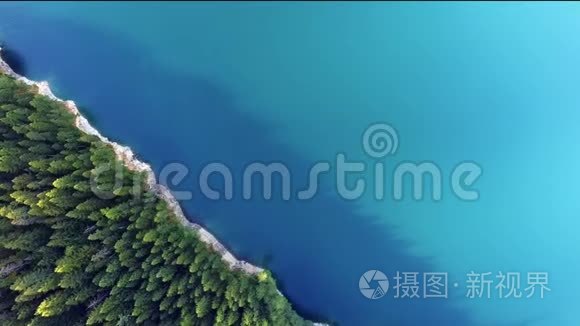 鸟瞰高山湖常绿绿绿松石水视频