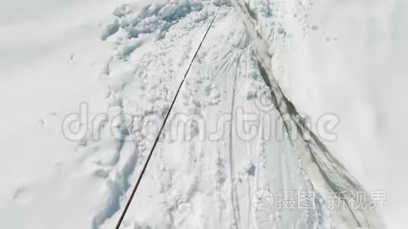 登山者踩过冰川上的裂缝视频