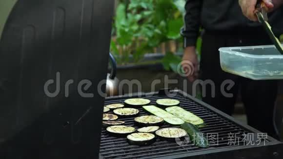 炭烧烤炉上的美味蔬菜视频